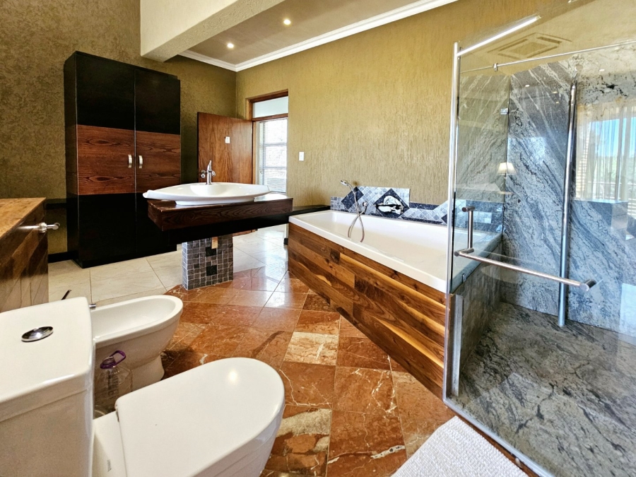 8 Bedroom Property for Sale in Waverley Free State